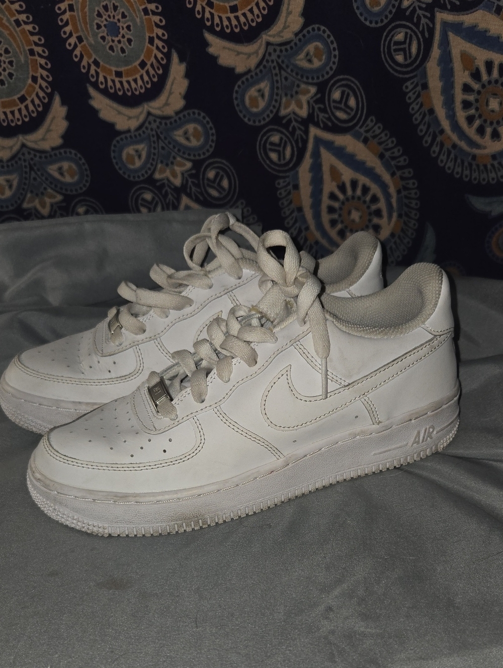 Nike White Low-Top Leather Sneakers with Stitch Swoosh Air Force One. 5 youth